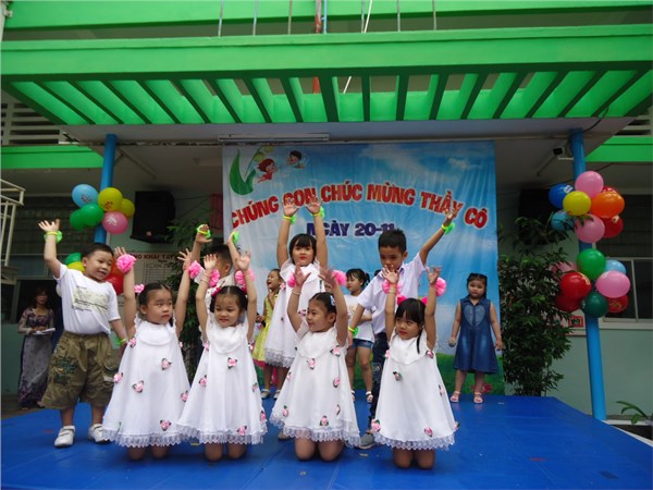 Các cháu múa hát chúc mừng ngày Nhà Giáo Việt nam 20.11.2017.JPG
